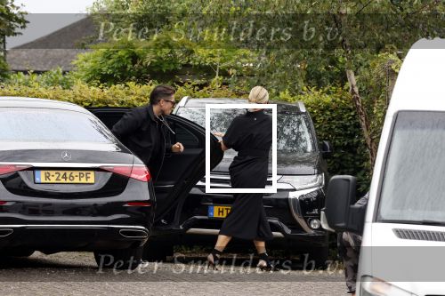 Rotterdam en Berkel en Rodenrijs 24 augustus 2023
Andre Hazes en Monique Westenberg arriveren in geblindeerde limo bij de rechtbank van Rotterdam ivm rechtszaak over dat hun zoontje Dre van school gehouden is  voor vakantie . Daarna rijden ze naar hun huis in Berkel. Er is veel pers op af gekomen . De Politie ving hen op bij de rechtbank.