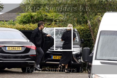 Rotterdam en Berkel en Rodenrijs 24 augustus 2023
Andre Hazes en Monique Westenberg arriveren in geblindeerde limo bij de rechtbank van Rotterdam ivm rechtszaak over dat hun zoontje Dre van school gehouden is  voor vakantie . Daarna rijden ze naar hun huis in Berkel. Er is veel pers op af gekomen . De Politie ving hen op bij de rechtbank.