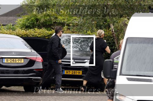 Rotterdam en Berkel en Rodenrijs 24 augustus 2023
Andre Hazes en Monique Westenberg arriveren in geblindeerde limo bij de rechtbank van Rotterdam ivm rechtszaak over dat hun zoontje Dre van school gehouden is  voor vakantie . Daarna rijden ze naar hun huis in Berkel. Er is veel pers op af gekomen . De Politie ving hen op bij de rechtbank.