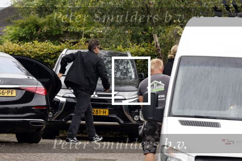 Rotterdam en Berkel en Rodenrijs 24 augustus 2023
Andre Hazes en Monique Westenberg arriveren in geblindeerde limo bij de rechtbank van Rotterdam ivm rechtszaak over dat hun zoontje Dre van school gehouden is  voor vakantie . Daarna rijden ze naar hun huis in Berkel. Er is veel pers op af gekomen . De Politie ving hen op bij de rechtbank.