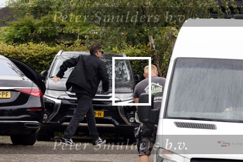 Rotterdam en Berkel en Rodenrijs 24 augustus 2023
Andre Hazes en Monique Westenberg arriveren in geblindeerde limo bij de rechtbank van Rotterdam ivm rechtszaak over dat hun zoontje Dre van school gehouden is  voor vakantie . Daarna rijden ze naar hun huis in Berkel. Er is veel pers op af gekomen . De Politie ving hen op bij de rechtbank.