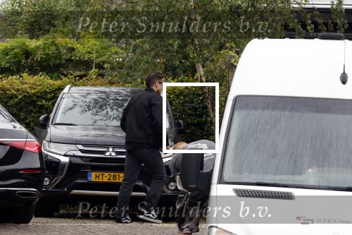 Rotterdam en Berkel en Rodenrijs 24 augustus 2023
Andre Hazes en Monique Westenberg arriveren in geblindeerde limo bij de rechtbank van Rotterdam ivm rechtszaak over dat hun zoontje Dre van school gehouden is  voor vakantie . Daarna rijden ze naar hun huis in Berkel. Er is veel pers op af gekomen . De Politie ving hen op bij de rechtbank.