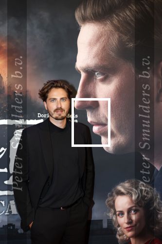 Barneveld 23 augustus 2023
Dorian Bindels en Soy Kroon gaan de mannelijke hoofdrollen spelen in 40-45 de Musical die door Studio 100 geproduceerd wordt . De vrouwelijke hoofdrollen worden vertolkt door Niniane Everaert en Gaia Aikman .De voorstelling gaat spelen in de midden Nederland hallen. Gert Verhulst is de bedenker. Renze Klamer presenteert het .