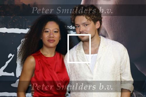 Barneveld 23 augustus 2023
Dorian Bindels en Soy Kroon gaan de mannelijke hoofdrollen spelen in 40-45 de Musical die door Studio 100 geproduceerd wordt . De vrouwelijke hoofdrollen worden vertolkt door Niniane Everaert en Gaia Aikman .De voorstelling gaat spelen in de midden Nederland hallen. Gert Verhulst is de bedenker. Renze Klamer presenteert het .