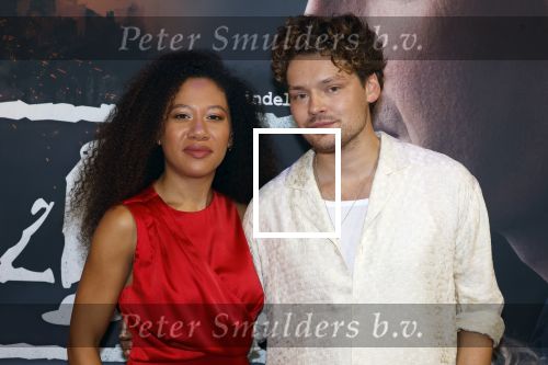 Barneveld 23 augustus 2023
Dorian Bindels en Soy Kroon gaan de mannelijke hoofdrollen spelen in 40-45 de Musical die door Studio 100 geproduceerd wordt . De vrouwelijke hoofdrollen worden vertolkt door Niniane Everaert en Gaia Aikman .De voorstelling gaat spelen in de midden Nederland hallen. Gert Verhulst is de bedenker. Renze Klamer presenteert het .