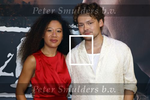 Barneveld 23 augustus 2023
Dorian Bindels en Soy Kroon gaan de mannelijke hoofdrollen spelen in 40-45 de Musical die door Studio 100 geproduceerd wordt . De vrouwelijke hoofdrollen worden vertolkt door Niniane Everaert en Gaia Aikman .De voorstelling gaat spelen in de midden Nederland hallen. Gert Verhulst is de bedenker. Renze Klamer presenteert het .