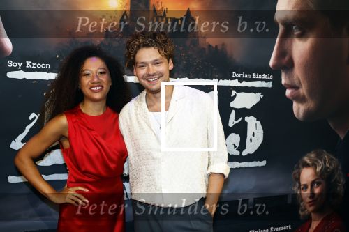 Barneveld 23 augustus 2023
Dorian Bindels en Soy Kroon gaan de mannelijke hoofdrollen spelen in 40-45 de Musical die door Studio 100 geproduceerd wordt . De vrouwelijke hoofdrollen worden vertolkt door Niniane Everaert en Gaia Aikman .De voorstelling gaat spelen in de midden Nederland hallen. Gert Verhulst is de bedenker. Renze Klamer presenteert het .