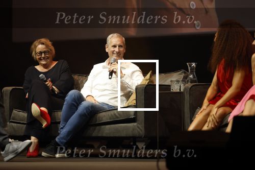 Barneveld 23 augustus 2023
Dorian Bindels en Soy Kroon gaan de mannelijke hoofdrollen spelen in 40-45 de Musical die door Studio 100 geproduceerd wordt . De vrouwelijke hoofdrollen worden vertolkt door Niniane Everaert en Gaia Aikman .De voorstelling gaat spelen in de midden Nederland hallen. Gert Verhulst is de bedenker. Renze Klamer presenteert het .