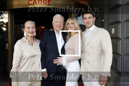 Amsterdam 31 augustus 2023
Premiere het grootste zwanenmeer ter wereld in Carre.
Henk v d Meijden met partner Monica dochter Elisa v d Meijden en partner