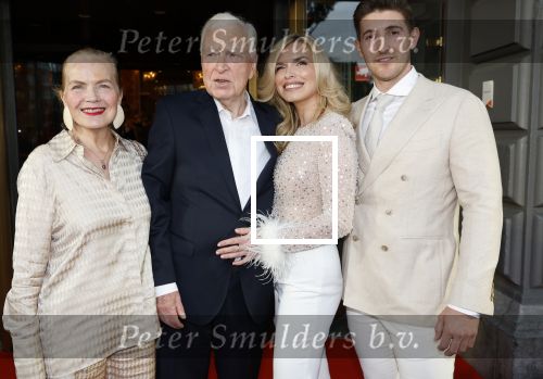Amsterdam 31 augustus 2023
Premiere het grootste zwanenmeer ter wereld in Carre.
Henk v d Meijden met partner Monica dochter Elisa v d Meijden en partner