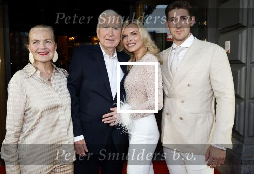 Amsterdam 31 augustus 2023
Premiere het grootste zwanenmeer ter wereld in Carre.
Henk v d Meijden met partner Monica dochter Elisa v d Meijden en partner