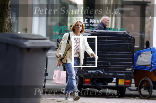 Amsterdam 4 augustus 2023
Leontien Ruiters doet boodschappen op de Cornelis schuytstraat.