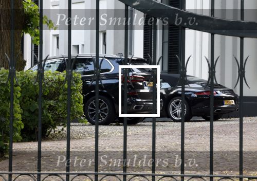 Huizen 13 juli 2023
De auto\'s van Linda de Mol en Jeroen Rietbergen bij het hhis van Linda