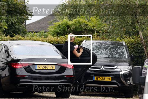 Rotterdam en Berkel en Rodenrijs 24 augustus 2023
Andre Hazes en Monique Westenberg arriveren in geblindeerde limo bij de rechtbank van Rotterdam ivm rechtszaak over dat hun zoontje Dre van school gehouden is  voor vakantie . Daarna rijden ze naar hun huis in Berkel. Er is veel pers op af gekomen . De Politie ving hen op bij de rechtbank.