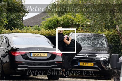 Rotterdam en Berkel en Rodenrijs 24 augustus 2023
Andre Hazes en Monique Westenberg arriveren in geblindeerde limo bij de rechtbank van Rotterdam ivm rechtszaak over dat hun zoontje Dre van school gehouden is  voor vakantie . Daarna rijden ze naar hun huis in Berkel. Er is veel pers op af gekomen . De Politie ving hen op bij de rechtbank.