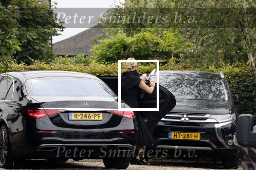Rotterdam en Berkel en Rodenrijs 24 augustus 2023
Andre Hazes en Monique Westenberg arriveren in geblindeerde limo bij de rechtbank van Rotterdam ivm rechtszaak over dat hun zoontje Dre van school gehouden is  voor vakantie . Daarna rijden ze naar hun huis in Berkel. Er is veel pers op af gekomen . De Politie ving hen op bij de rechtbank.