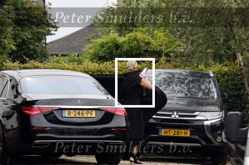 Rotterdam en Berkel en Rodenrijs 24 augustus 2023
Andre Hazes en Monique Westenberg arriveren in geblindeerde limo bij de rechtbank van Rotterdam ivm rechtszaak over dat hun zoontje Dre van school gehouden is  voor vakantie . Daarna rijden ze naar hun huis in Berkel. Er is veel pers op af gekomen . De Politie ving hen op bij de rechtbank.