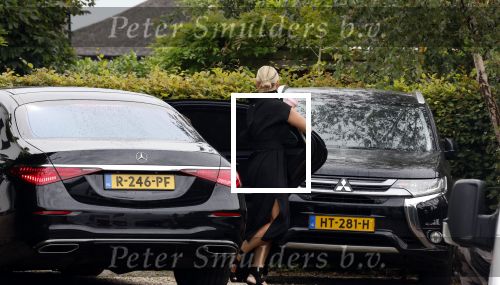 Rotterdam en Berkel en Rodenrijs 24 augustus 2023
Andre Hazes en Monique Westenberg arriveren in geblindeerde limo bij de rechtbank van Rotterdam ivm rechtszaak over dat hun zoontje Dre van school gehouden is  voor vakantie . Daarna rijden ze naar hun huis in Berkel. Er is veel pers op af gekomen . De Politie ving hen op bij de rechtbank.