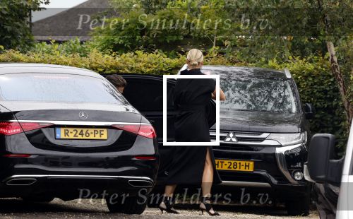 Rotterdam en Berkel en Rodenrijs 24 augustus 2023
Andre Hazes en Monique Westenberg arriveren in geblindeerde limo bij de rechtbank van Rotterdam ivm rechtszaak over dat hun zoontje Dre van school gehouden is  voor vakantie . Daarna rijden ze naar hun huis in Berkel. Er is veel pers op af gekomen . De Politie ving hen op bij de rechtbank.