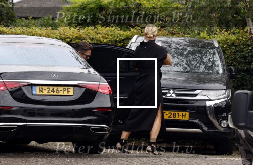 Rotterdam en Berkel en Rodenrijs 24 augustus 2023
Andre Hazes en Monique Westenberg arriveren in geblindeerde limo bij de rechtbank van Rotterdam ivm rechtszaak over dat hun zoontje Dre van school gehouden is  voor vakantie . Daarna rijden ze naar hun huis in Berkel. Er is veel pers op af gekomen . De Politie ving hen op bij de rechtbank.