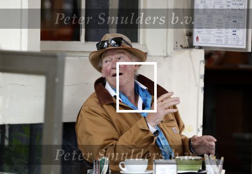 Amsterdam 4 augustus 2023
Peter faber op zijn vaste terras in het centrum van Amsterdam pratend met een vuilnisman .