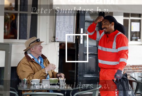 Amsterdam 4 augustus 2023
Peter faber op zijn vaste terras in het centrum van Amsterdam pratend met een vuilnisman .