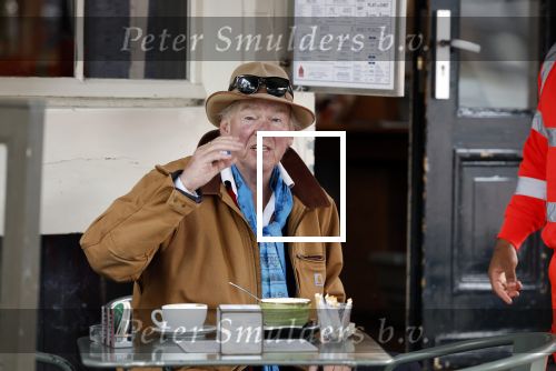 Amsterdam 4 augustus 2023
Peter faber op zijn vaste terras in het centrum van Amsterdam pratend met een vuilnisman .