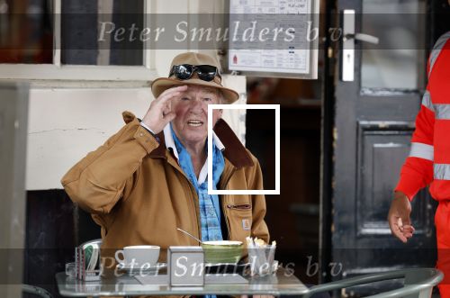 Amsterdam 4 augustus 2023
Peter faber op zijn vaste terras in het centrum van Amsterdam pratend met een vuilnisman .