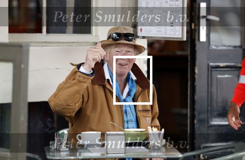 Amsterdam 4 augustus 2023
Peter faber op zijn vaste terras in het centrum van Amsterdam pratend met een vuilnisman .