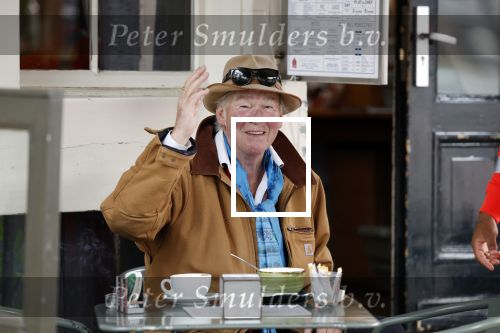 Amsterdam 4 augustus 2023
Peter faber op zijn vaste terras in het centrum van Amsterdam pratend met een vuilnisman .