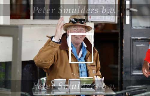Amsterdam 4 augustus 2023
Peter faber op zijn vaste terras in het centrum van Amsterdam pratend met een vuilnisman .