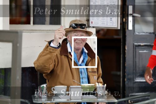 Amsterdam 4 augustus 2023
Peter faber op zijn vaste terras in het centrum van Amsterdam pratend met een vuilnisman .
