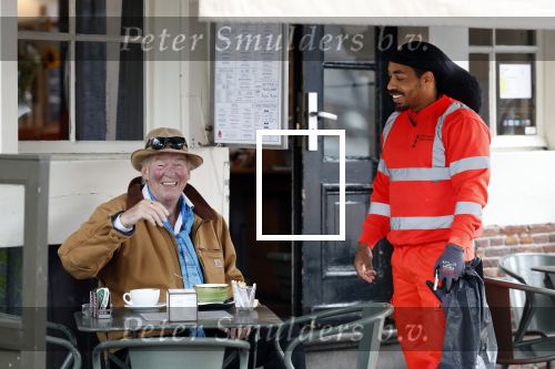Amsterdam 4 augustus 2023
Peter faber op zijn vaste terras in het centrum van Amsterdam pratend met een vuilnisman .