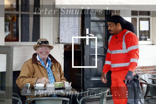 Amsterdam 4 augustus 2023
Peter faber op zijn vaste terras in het centrum van Amsterdam pratend met een vuilnisman .
