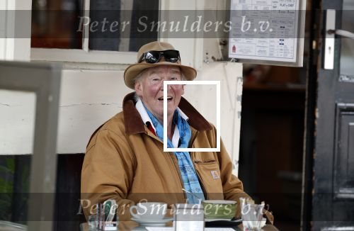 Amsterdam 4 augustus 2023
Peter faber op zijn vaste terras in het centrum van Amsterdam pratend met een vuilnisman .