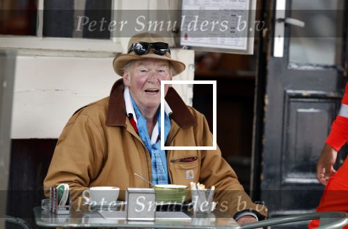 Amsterdam 4 augustus 2023
Peter faber op zijn vaste terras in het centrum van Amsterdam pratend met een vuilnisman .