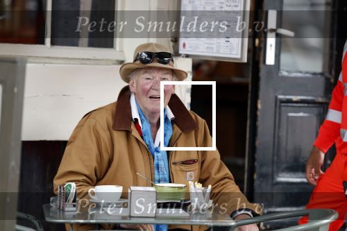 Amsterdam 4 augustus 2023
Peter faber op zijn vaste terras in het centrum van Amsterdam pratend met een vuilnisman .