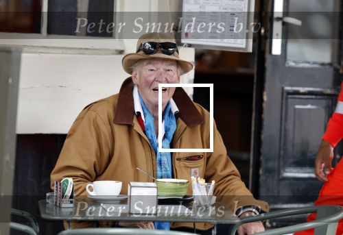 Amsterdam 4 augustus 2023
Peter faber op zijn vaste terras in het centrum van Amsterdam pratend met een vuilnisman .