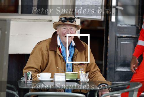 Amsterdam 4 augustus 2023
Peter faber op zijn vaste terras in het centrum van Amsterdam pratend met een vuilnisman .
