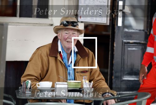 Amsterdam 4 augustus 2023
Peter faber op zijn vaste terras in het centrum van Amsterdam pratend met een vuilnisman .