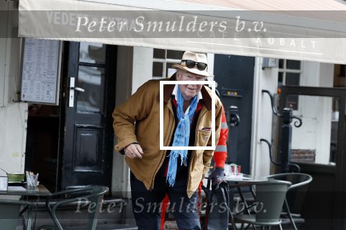 Amsterdam 4 augustus 2023
Peter faber op zijn vaste terras in het centrum van Amsterdam pratend met een vuilnisman .
