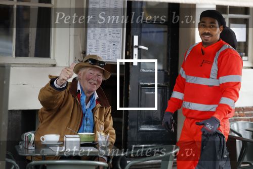 Amsterdam 4 augustus 2023
Peter faber op zijn vaste terras in het centrum van Amsterdam pratend met een vuilnisman .