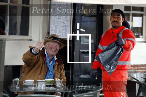 Amsterdam 4 augustus 2023
Peter faber op zijn vaste terras in het centrum van Amsterdam pratend met een vuilnisman .