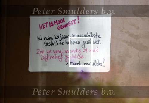 Amsterdam 4 augustus 2023
Peter faber op zijn vaste terras in het centrum van Amsterdam pratend met een vuilnisman .
