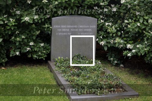 Lage Vuursche 28 juli 2023
Palijs Drakensteyn van prinss Beatrix . De poort is geschilderd en in de tuin staan hekken met donkee doeken voor privacy . Op de begraafplaats naat het kasteel ligt het graf van Prins Friso waar struiken omheen zijn gezet.