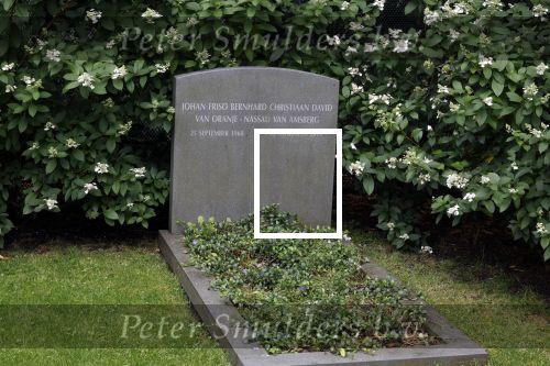 Lage Vuursche 28 juli 2023
Palijs Drakensteyn van prinss Beatrix . De poort is geschilderd en in de tuin staan hekken met donkee doeken voor privacy . Op de begraafplaats naat het kasteel ligt het graf van Prins Friso waar struiken omheen zijn gezet.