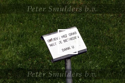 Lage Vuursche 28 juli 2023
Palijs Drakensteyn van prinss Beatrix . De poort is geschilderd en in de tuin staan hekken met donkee doeken voor privacy . Op de begraafplaats naat het kasteel ligt het graf van Prins Friso waar struiken omheen zijn gezet.