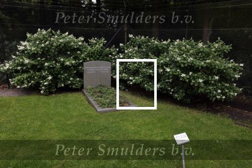 Lage Vuursche 28 juli 2023
Palijs Drakensteyn van prinss Beatrix . De poort is geschilderd en in de tuin staan hekken met donkee doeken voor privacy . Op de begraafplaats naat het kasteel ligt het graf van Prins Friso waar struiken omheen zijn gezet.