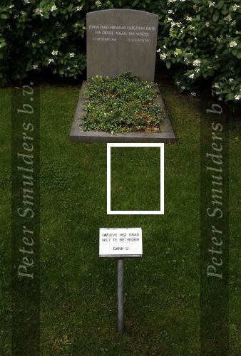 Lage Vuursche 28 juli 2023
Palijs Drakensteyn van prinss Beatrix . De poort is geschilderd en in de tuin staan hekken met donkee doeken voor privacy . Op de begraafplaats naat het kasteel ligt het graf van Prins Friso waar struiken omheen zijn gezet.