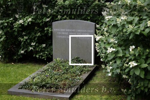Lage Vuursche 28 juli 2023
Palijs Drakensteyn van prinss Beatrix . De poort is geschilderd en in de tuin staan hekken met donkee doeken voor privacy . Op de begraafplaats naat het kasteel ligt het graf van Prins Friso waar struiken omheen zijn gezet.